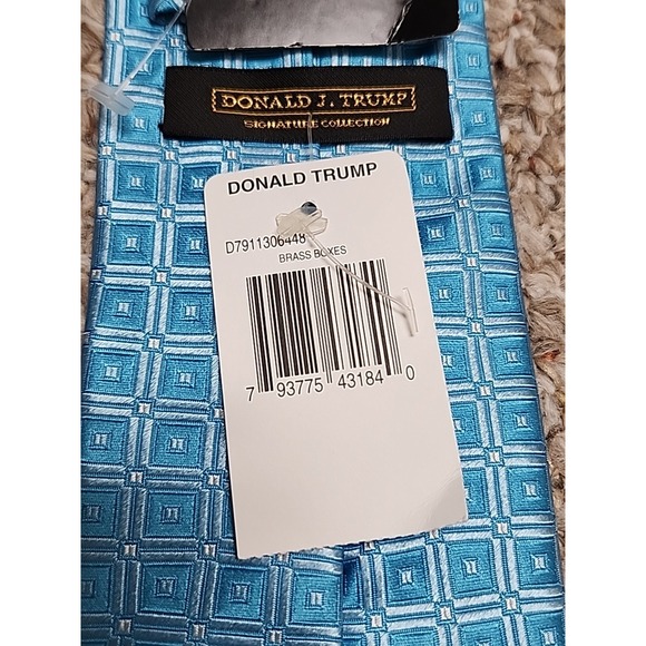 Donald Trump Signature Necktie Blue Geometric Pattern Silk Tie Classic NWT - Picture 6 of 8